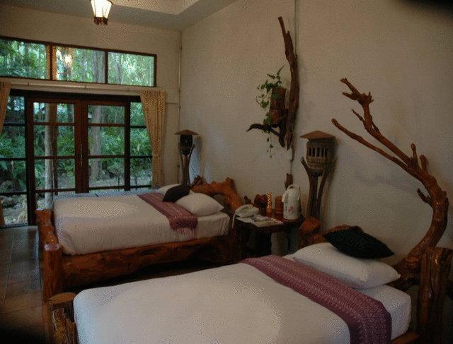 Momchailai Forest Retreat Канчанабури Екстериор снимка