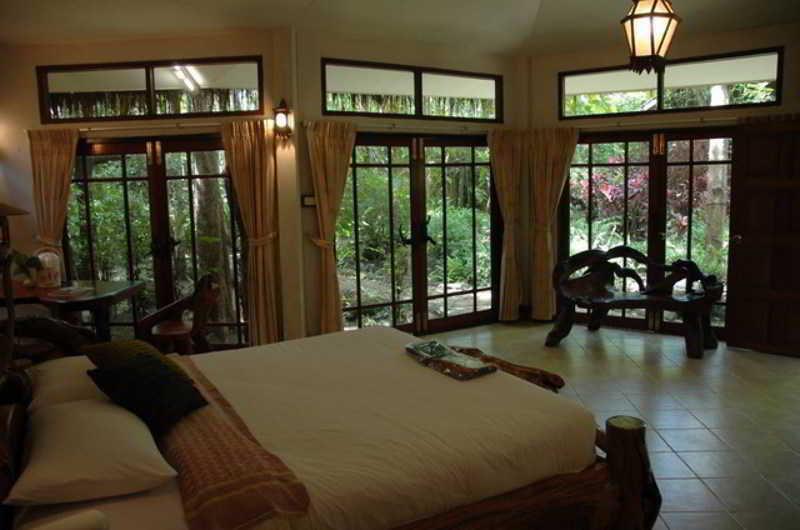 Momchailai Forest Retreat Канчанабури Екстериор снимка