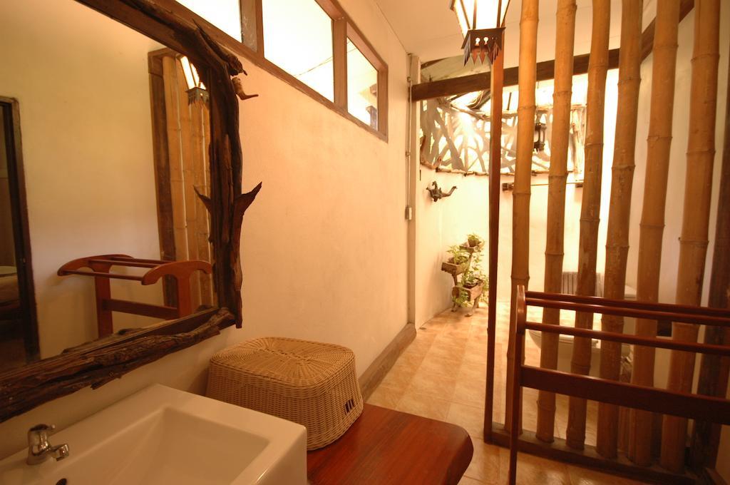 Momchailai Forest Retreat Канчанабури Екстериор снимка