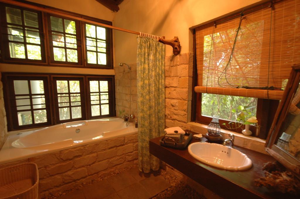 Momchailai Forest Retreat Канчанабури Екстериор снимка